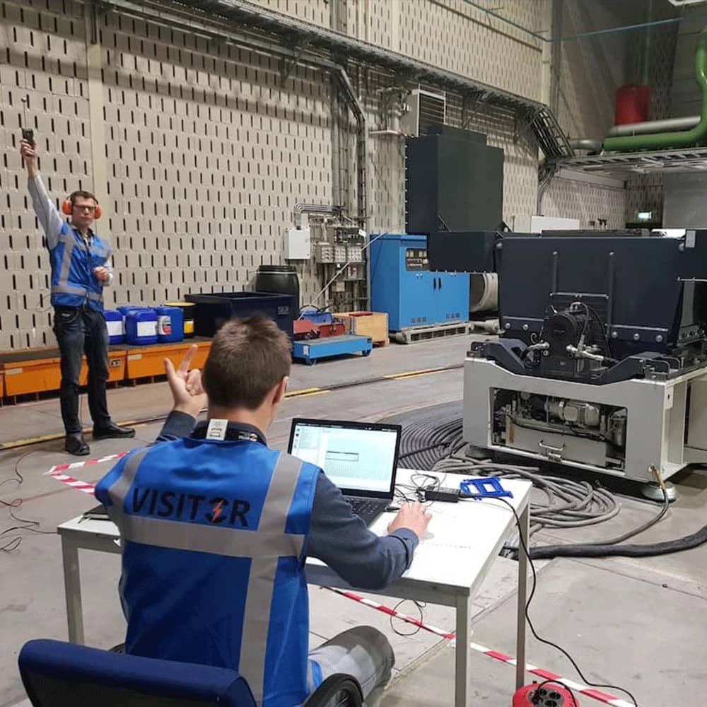 noise measurement experiment of flywheel of diesel engine
