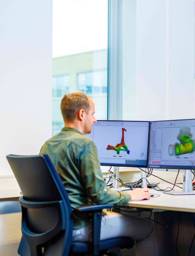 ingenieurs die FEM-simulaties uitvoeren