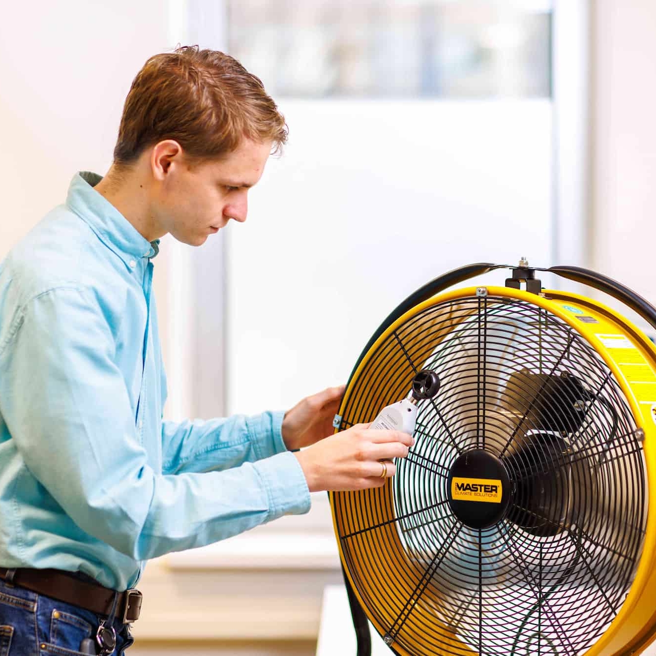 de windsnelheid van de ventilator meten met een anemometer