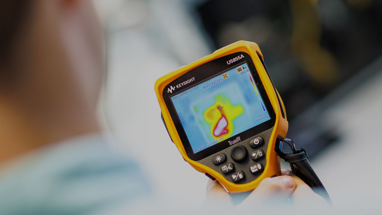 ingenieur die warmtebeelden maakt met een warmtecamera