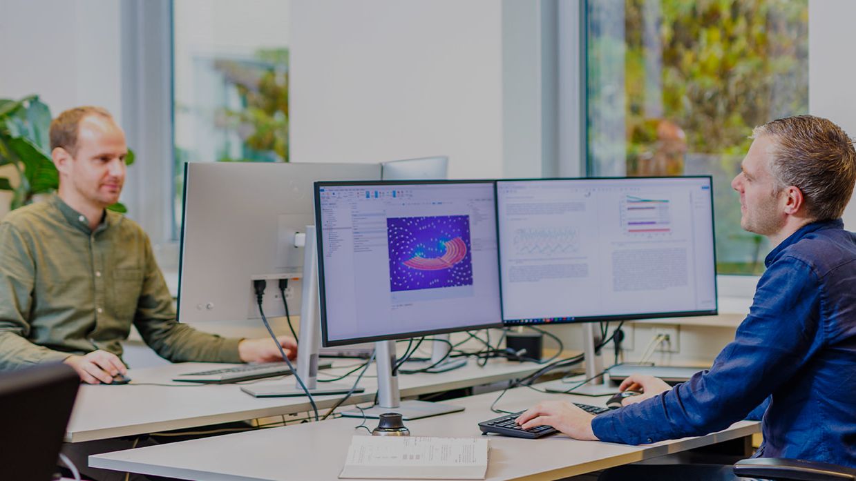 Ingenieure führen FEM-Analyse am Computer durch