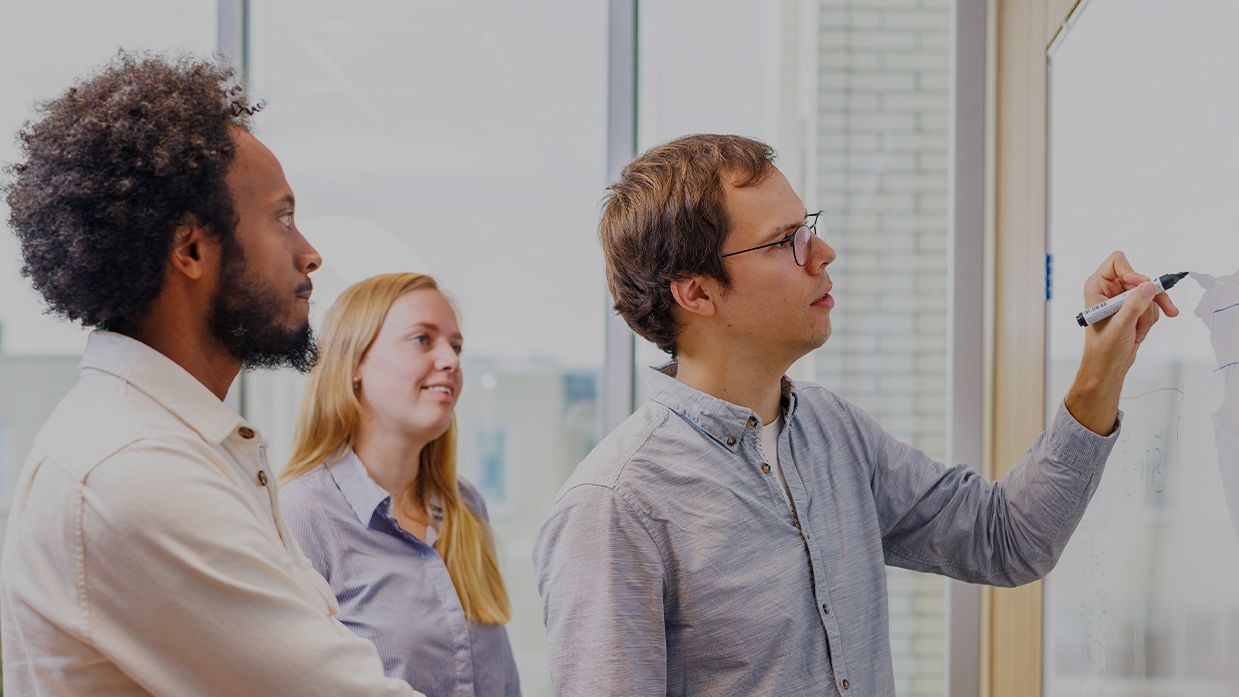ingenieurs discussieren bij whiteboard