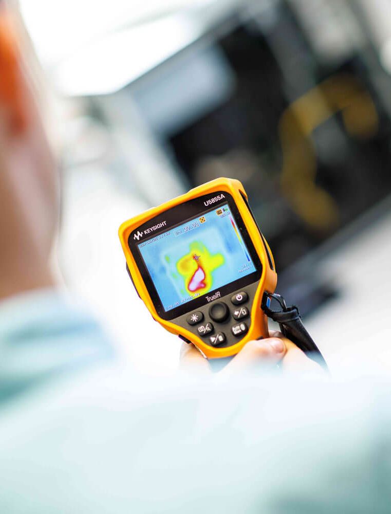 ingenieur met thermische camera